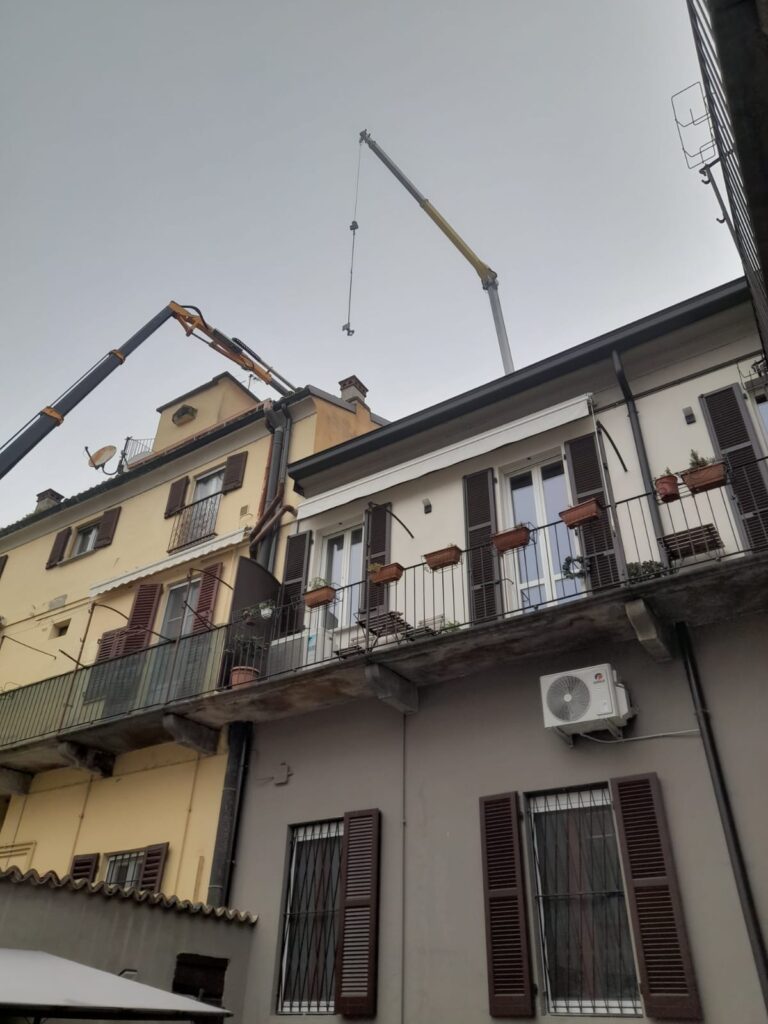 Siamo dotati di camion e gru